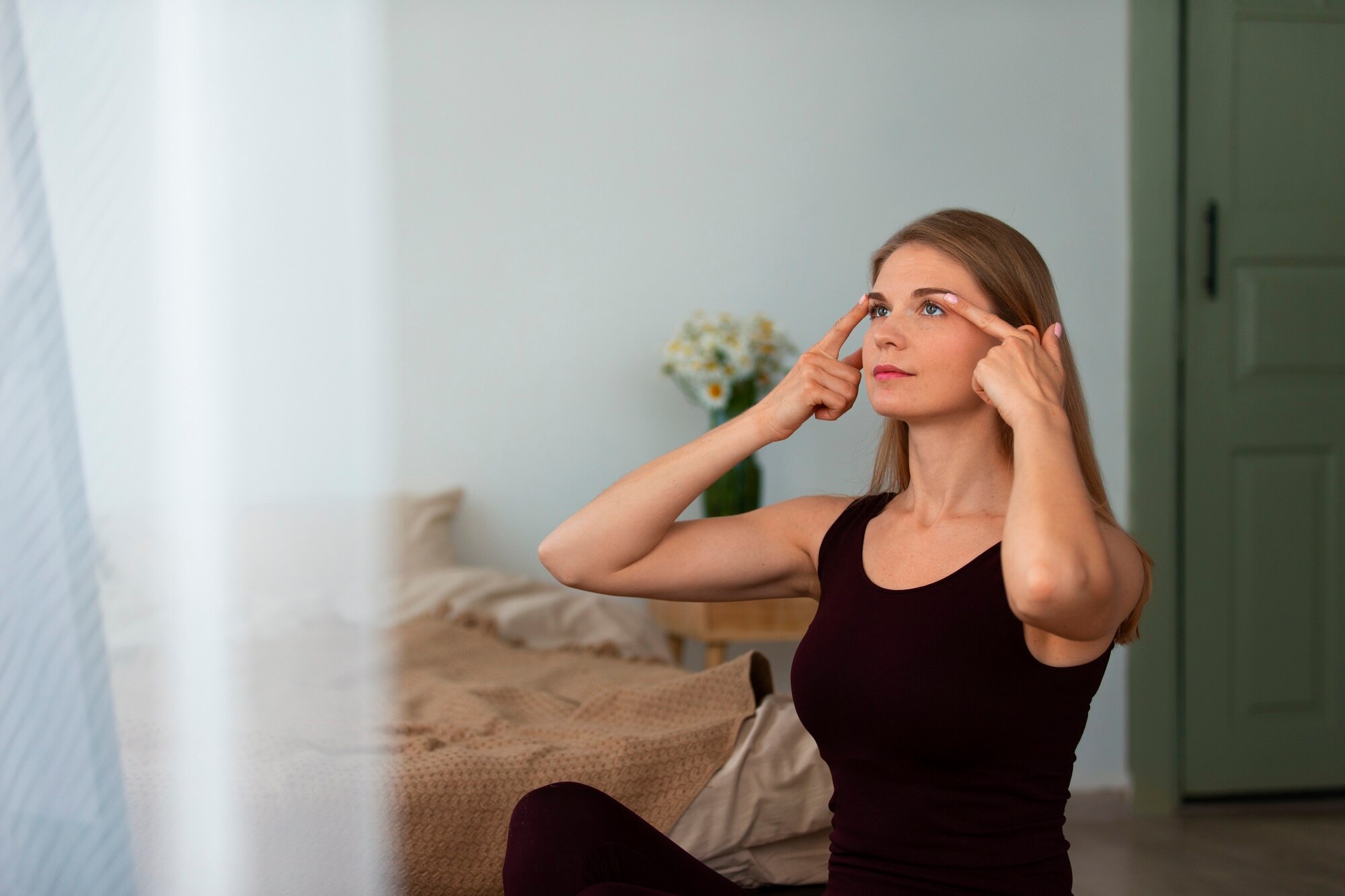Persona trabajando en escritorio mirando hacia la distancia para descansar la vista